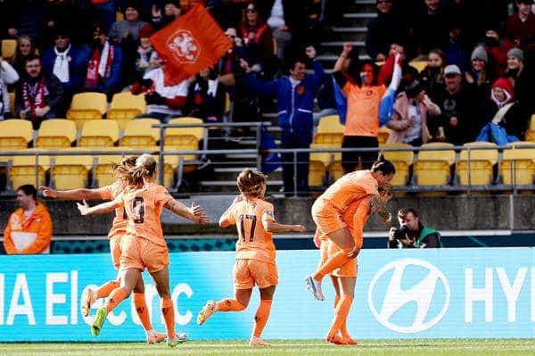 Jill Jamie Roord de los Países Bajos (d) celebra después de anotar el gol 0-1 durante el partido del grupo E de la Copa Mundial Femenina de la FIFA entre Estados Unidos y los Países Bajos en Wellington, Nueva Zelanda, el 27 de julio de 2023. EFE/EPA/RITCHIE B. TONGO