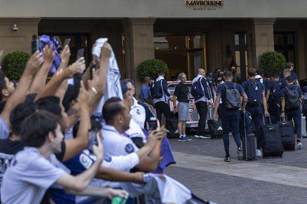 Hinchas esperan la llegada de los jugadores del Real Madrid hoy en el hotel The Maybourne Beverly Hills, en Los Ángeles, California (EE.UU.). EFE/ Armando Arorizo