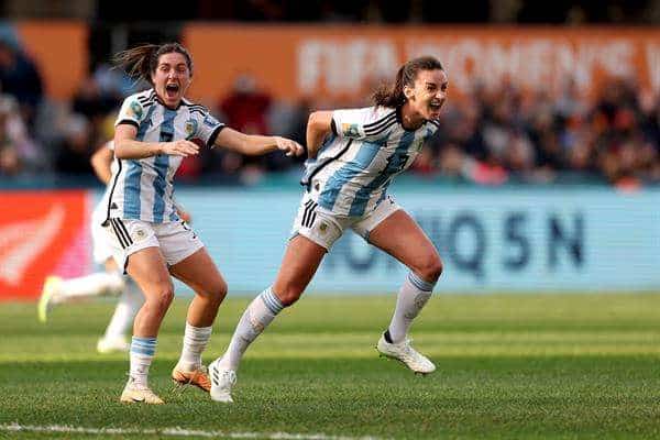 Sophie Braun (d) y Romina Núñez (i) de Argentina celebran un gol ante Sudáfrica en el partido por el grupo G del Mundial Femenino de Australia y Nueva Zelanda, en el estadio de Dunedin (Nueva Zelanda), este 28 de julio de 2023. EFE/EPA/Ritchie B. Tongo