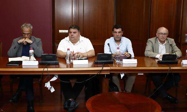 El presidente de la Federación Guipuzcoana de Fútbol, Manuel Díaz de Marcos (i), junto a, entre otros, el presidente de la Federación Canaria de Fútbol, Alejandro Morales Mansito (2d), durante la reunión "extraordinaria y urgente" de la Comisión de Presidentes de Federaciones de Ámbito Autonómico y Territoriales convocada por el presidente interino de la Federación Española de Fútbol, Pedro Rocha, y celebrada este lunes en Madrid.. EFE/ Eidan Rubio