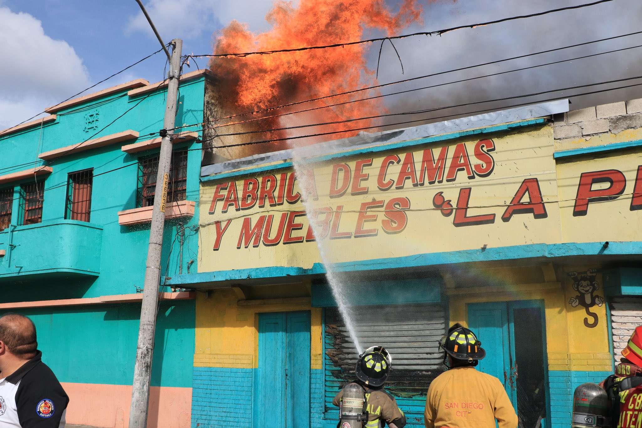 Bomberos controlan incendio de venta de muebles en zona 8 de la capital