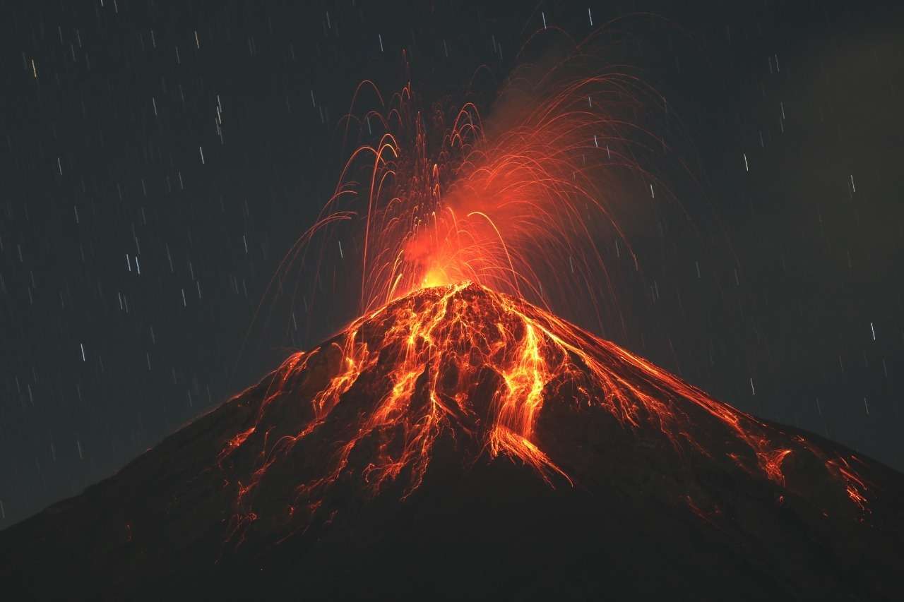 Volcán de Fuego con actividad eruptiva ceniza