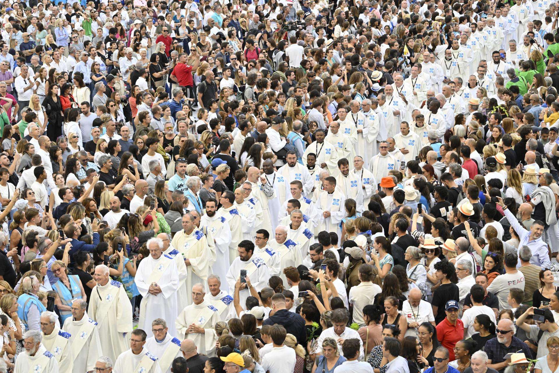 El papa Francisco celebra una misa ante 50.000 personas en Marsella con la presencia de Macron
