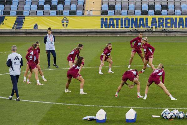La entrenadora de la selección española de fútbol, Montse Tomé (4i), dirige un entrenamiento este jueves, en el estadio Gamla Ullevi de Gotemburgo. EFE/ Juan Carlos Cárdenas