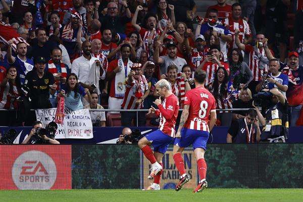 El delantero del Atlético de Madrid, Antoine Griezmann (C), celebra tras marcar el gol de 2-0 durante el partido de fútbol de la Liga española entre el Atlético de Madrid y el Real Madrid. EFE/Rodrigo Jiménez