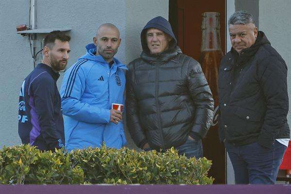 Un relajado Messi toma mate con Tapia y Mascherano en medio del trabajo de la selección Argentina