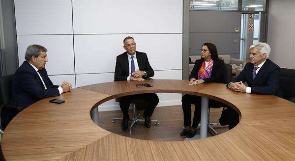 Pedro Rocha (c) ha recibido, en la Ciudad del Fútbol de Las Rozas, a las delegaciones federativas de Portugal y Marruecos lideradas por sus presidentes Fernando Gomes (d) y Fouzi Lekjaa. La Federación Marroquí de Fútbol (FRMF) ha conocido los detalles del estado actual de la candidatura en la primera reunión en la que participa, muy implicada con el proyecto para continuar construyendo una propuesta excelente y ganadora. EFE/ RFEF Eidan Rubio **SOLO USO EDITORIAL / SOLO DISPONIBLE PARA ILUSTRAR LA NOTICIA QUE ACOMPAÑA (CRÉDITO OBLIGATORIO)** España