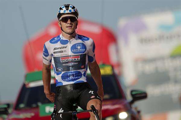 El ciclista belga Remco Evenepoel, del Soudal Quick Step, se impone vencedor de la decimoctava etapa de la Vuelta Ciclista a España disputada este jueves entre Pola de Allande y La Cruz de Linares, de 179 kms de recorrido. EFE/ Manu Bruque