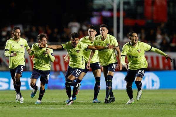 Jugadores de Liga celebran al ganar la serie de penaltis hoy, en un partido de los cuartos de final de la Copa Sudamericana entre Sao Paulo y Liga de Quito en el estadio Morumbi en Sao Paulo (Brasil). EFE/ Isaac Fontana
