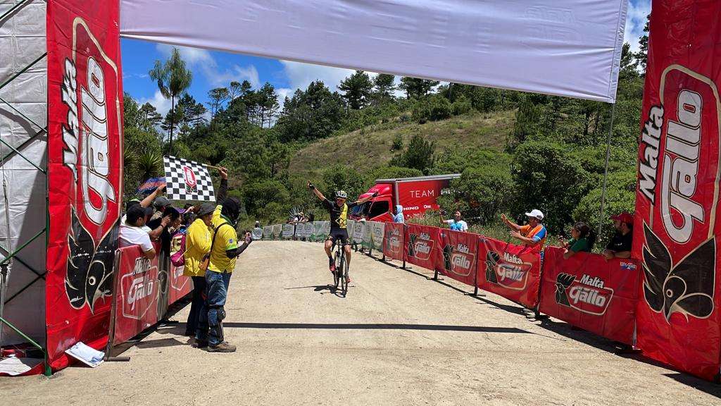 Julio Ispaché ganó la segunda etapa de la Clásica prevuelta y es nuevo líder