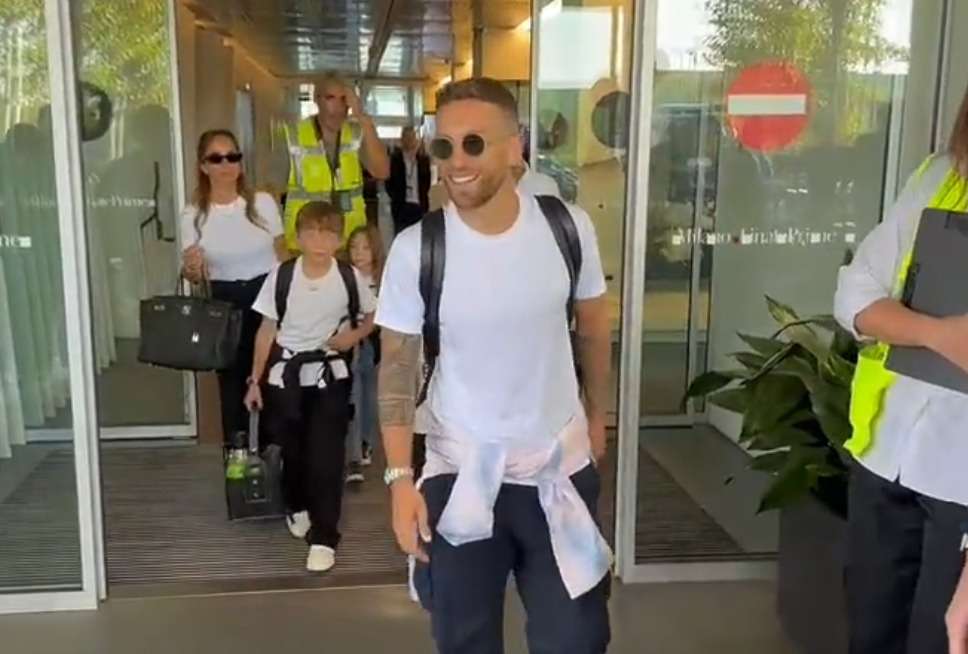 El argentino Alejandro 'Papu' Gómez llegó este viernes a Milán (norte) para cerrar su fichaje por el Monza, equipo de Serie A, al que llega como agente libre