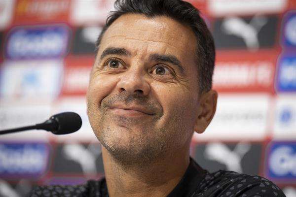 El entrenador del Girona FC, Míchel Sánchez, equipo líder de la clasificación de LaLiga, durante la rueda de prensa posterior al entrenamiento que han realizado en el estadio de Montivili para preparar el partido de LaLiga que disputarán ante el Real Madrid, segundo en la clasificación. EFE/David Borrat.