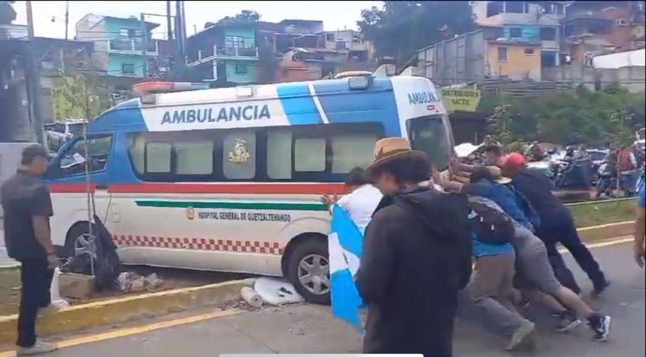 Ambulancia pasa con ayuda de manifestantes