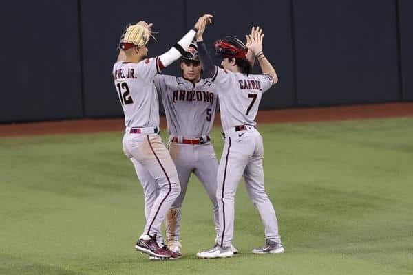 Diamondbacks aplastan a los Rangers e igualan la Serie Mundial