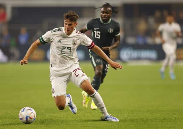 Santiago Giménez de México en acción ante Nigeria durante un partido amistoso disputado en el Att Stadium, en Arlington (Estados Unidos). Imagen de archivo. EFE/ Ralph Lauer