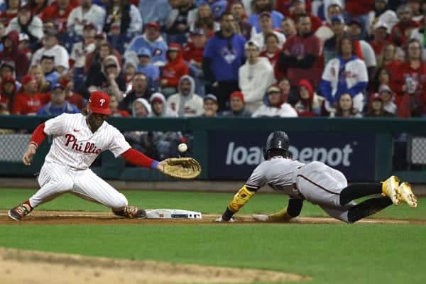 Los Diamondbacks de Arizona derrotaran por 1-5 a los Filis de Filadelfia y con un empate de tres victorias por bando, forzaron al séptimo juego la Serie de Campeonato de la Liga Nacional.