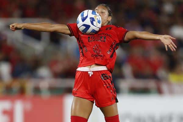 Elexa Bahr de América de Cali controla el balón, en un partido de la Copa Libertadores Femenina. EFE/ Ernesto Guzmán