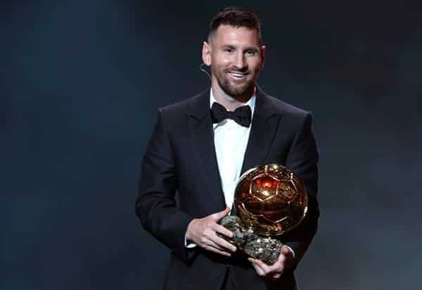El argentino Lionel Messi jugador del Inter Miami de la MLS recibe el Balón de Oro de manos del exjugador David Beckham EFE/EPA/MOHAMMED BADRA