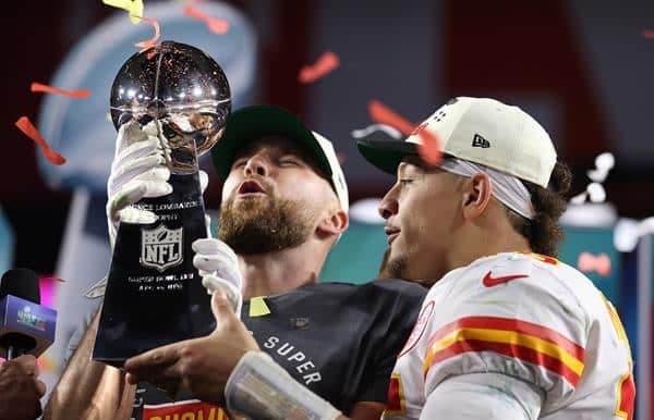 El mariscal de campo Patrick Mahomes (d) y el ala cerrada Travis Kelce (i) de los Kansas City Chiefs, en una fotografía de archivo. EFE/Caroline Brehman