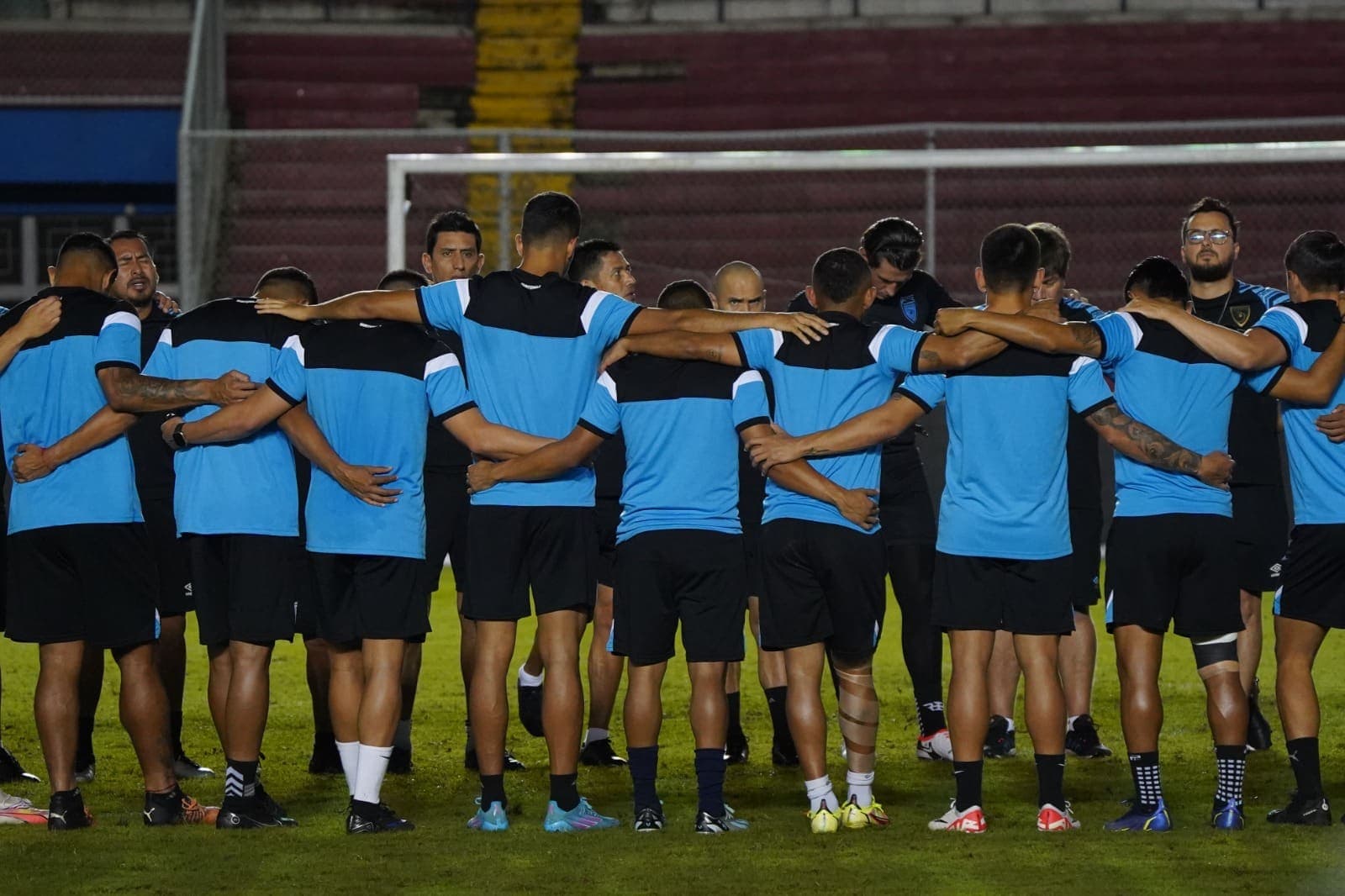 Selección de Guatemala reconoció la gramilla del Rommel Fernandez