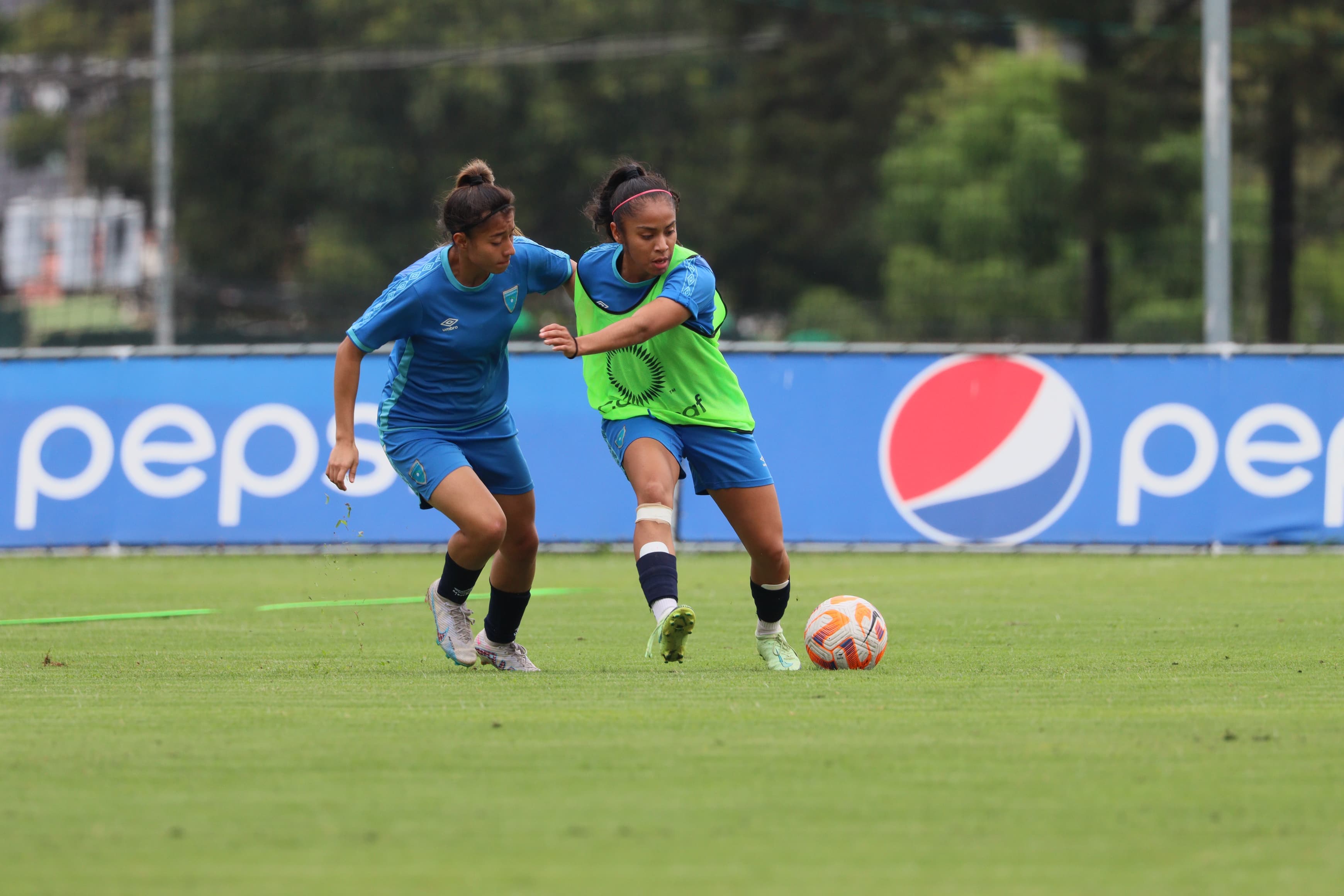 Jemery Myveth (D) jugadora de Selección de Guatemala en el entrenamiento