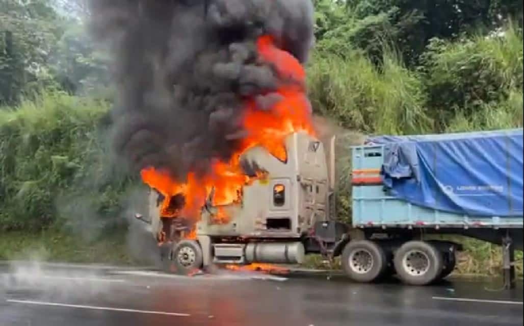 Cabezal se incendia en la autopista Palín-Escuintla.