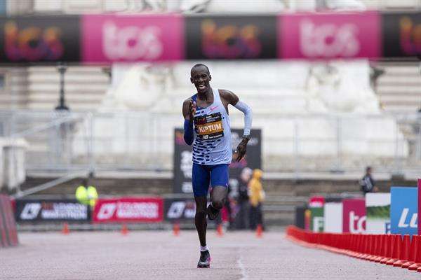 Fotografía de archivo, tomada el pasado 23 de abril, en la que se registró al fondista keniano Kelvin Kiptum al ganar el maratón de Londres (Reino Unido). EFE/Tolga Akmen