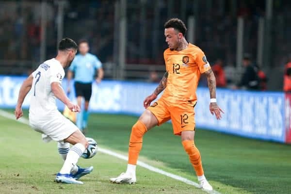 El jugador griego Giorgos Masouras (I) defiende el ataque de Quilindschy Hartman de Países Bajos durante el partido del grupo B jugado en Atenas correspondiente a la clasificación para la Eurocopa de Alemania de 2024. EFE/EPA/Georgia Panagopoulou