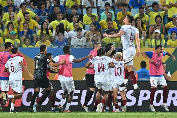 Jugadores de Venezuela celebran un gol de Eduard Bello, el 12 de octubre de 2023, en un partido de las Eliminatorias Sudamericanas para la Copa Mundial de Fútbol 2026 entre Brasil y Venezuela en el estadio Arena Pantanal en Cuiabá (Brasil). EFE/ Andre Borges