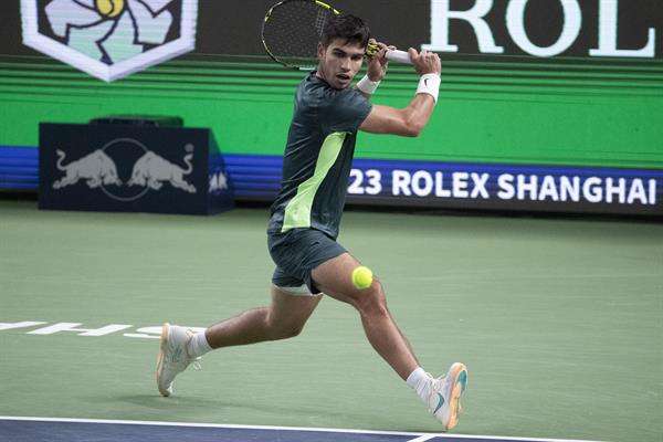 El número dos del tenis mundial, el español Carlos Alcaraz, en la segunda ronda del Másters de Shanghái. EFE/EPA/ANDRES MARTINEZ CASARES