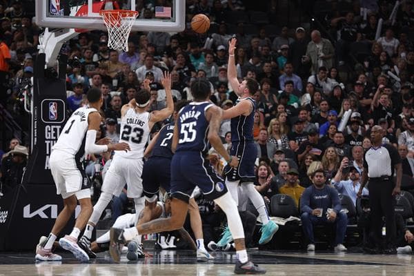 Los Dallas Mavericks liderados por el esloveno Luka Doncic iniciaron con victoria la temporada de la NBA, al vencer 126-119 a los San Antonio Spurs que contó con un extraordinario debut del francés Victor Wembanyama quién anotó 15 puntos.