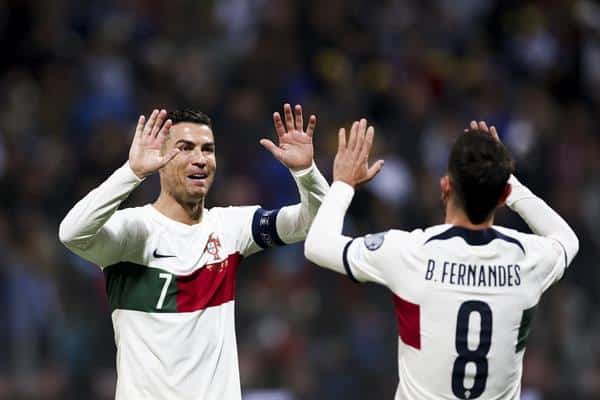 Cristiano Ronaldo celebra un gol con su compañero en la selección de Portugal Bruno Fernandes (R) durante el partido de clasificación para la Eurocopa 2024 contra Bosnia en Zenica. EFE/EPA/JOSE SENA GOULAO