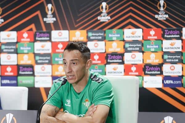 El jugador del Betis Andrés Guardado durante la rueda de prensa tras el entrenamiento de la plantilla realizado este miércoles previo al partido ante el Aris Limassol chipriota. EFE/José Manuel Vidal