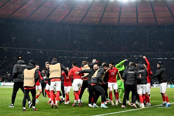 Los jugadores de Turquía clebran la victoria en campo alemán en el amistos jugado en Berlín. EFE/EPA/FILIP SINGER