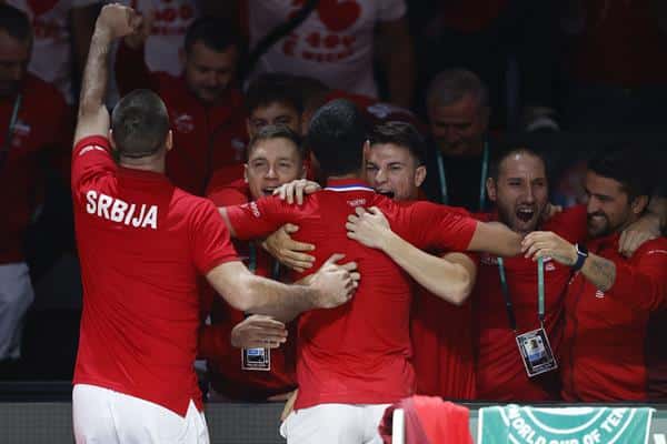 Djokovic celebra con su equipo la victoria ante el británico Cameron Norrie. EFE/Jorge Zapata