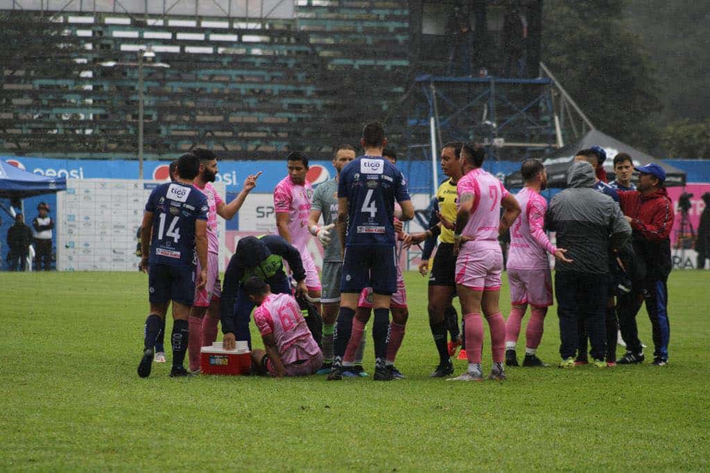 ¿Cómo evoluciona Kener Lemus por el golpe sufrido en Cobán?