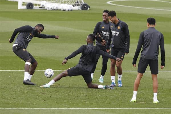 Jude Bellingham (2d) observa cómo Eduardo Camavinga intenta robar el balón a Antonio Rudiger, en presencia de Vinicius, durante el entrenamiento del Real Madrid. EFE/ J.J. Guillén