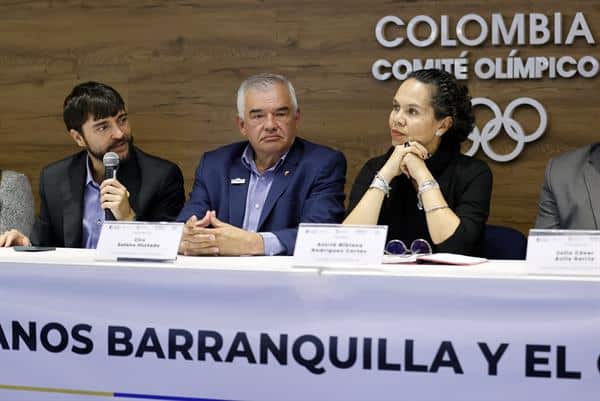 (i-d) El alcalde de Barranquilla, Jaime Alberto Pumarejo (i); el presidente del Comité Olímpico Colombiano, Ciro Solano, y la ministra colombiana del Deporte, Astrid Bibiana Rodríguez, participan en la instalación del Comité Ejecutivo de los XX Juegos Panamericanos y los VIII Parapanamericanos de 2027, hoy, en Barranquilla (Colombia). EFE/ Mauricio Dueñas Castañeda