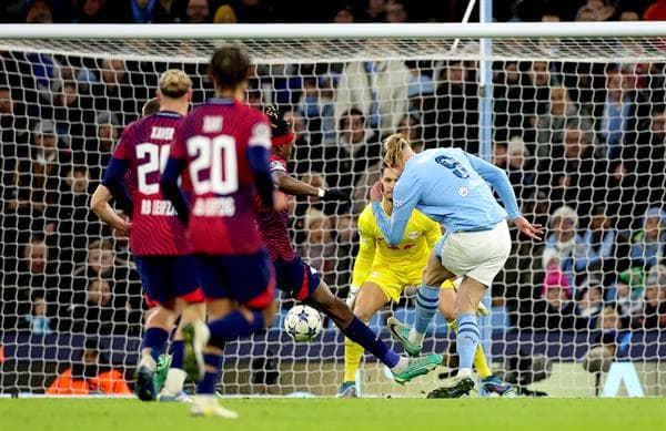 Erling Haaland (d) marca el primer gol del Manchester City durante el partido de Liga de Campeones ante el RB Leipzig este martes. EFE/EPA/ADAM VAUGHAN