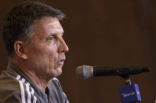 El entrenador de Tigres, Robert Dante Siboldi habla durante una conferencia de prensa previo a la final de ida del torneo Clausura 2023 de la Liga MX en la ciudad de Monterrey (México). Imagen de archivo. EFE/Antonio Ojeda