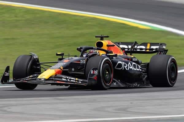 Max Verstappen de Red Bull participa en la primera práctica libre del Gran Premio de Brasil de Fórmula 1, hoy, en el circuito de Interlagos, en Sao Paulo (Brasil). EFE/Isaac Fontana