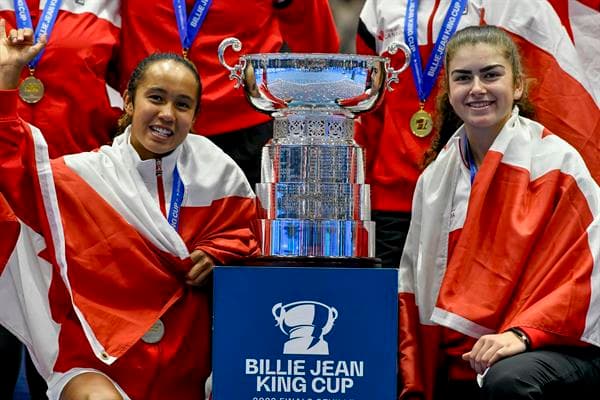 Las tenistas canadienses Leylah Fernández (i) y Marina Stakusic posan con el trofeo, tras su victoria ante Italia en la final de la Billie Jean King Cup disputada este domingo en Sevilla. EFE/Raúl Caro