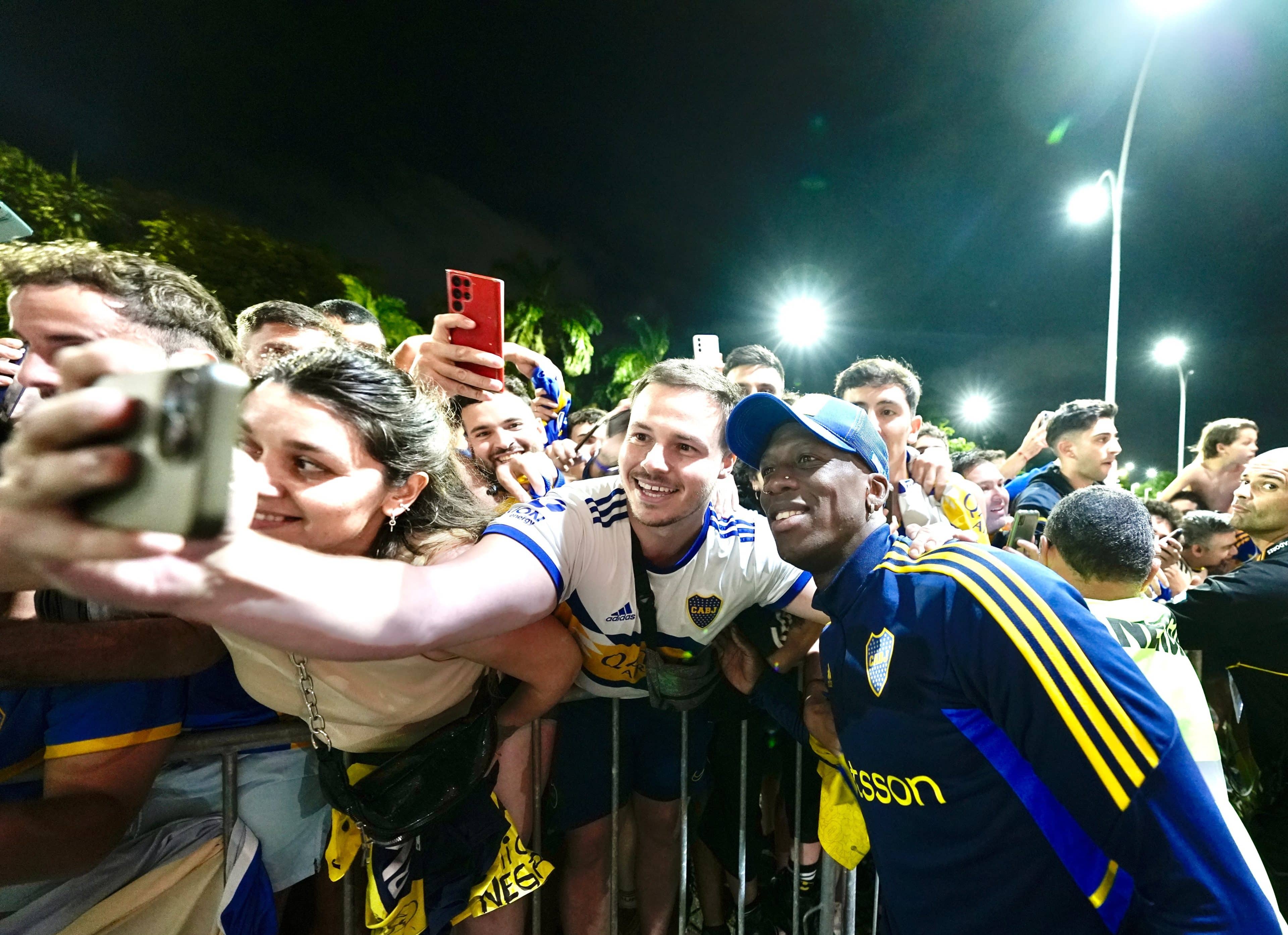 Boca Juniors es recibido en Brasil con un clima de fiesta de sus hinchas