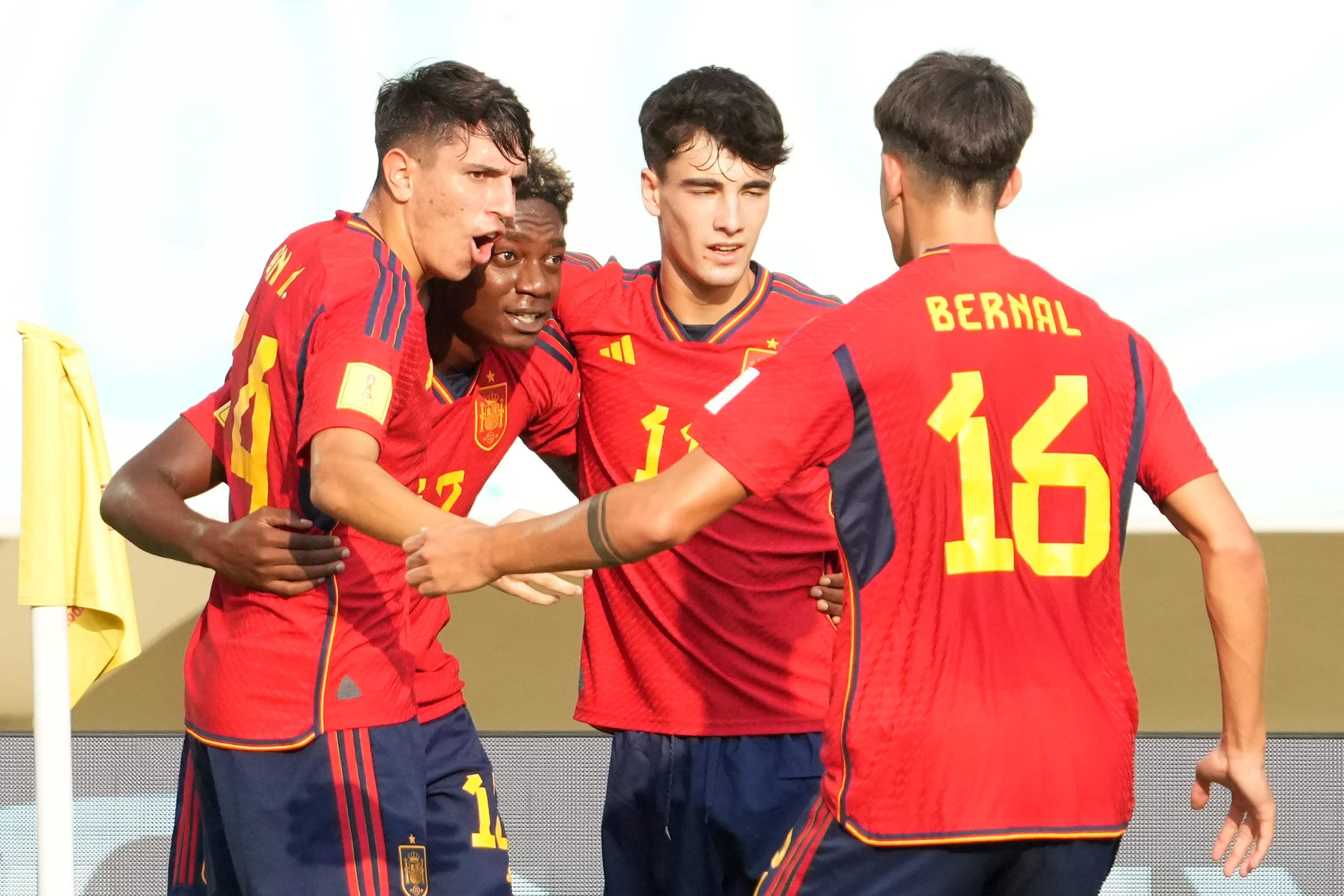 España certificó su clasificación para los octavos de final del Mundial sub-17 como primera del grupo B, pero lo hizo con susto, al dormirse después de veinte minutos más que prometedores y permitir la reacción de Uzbekistán.
