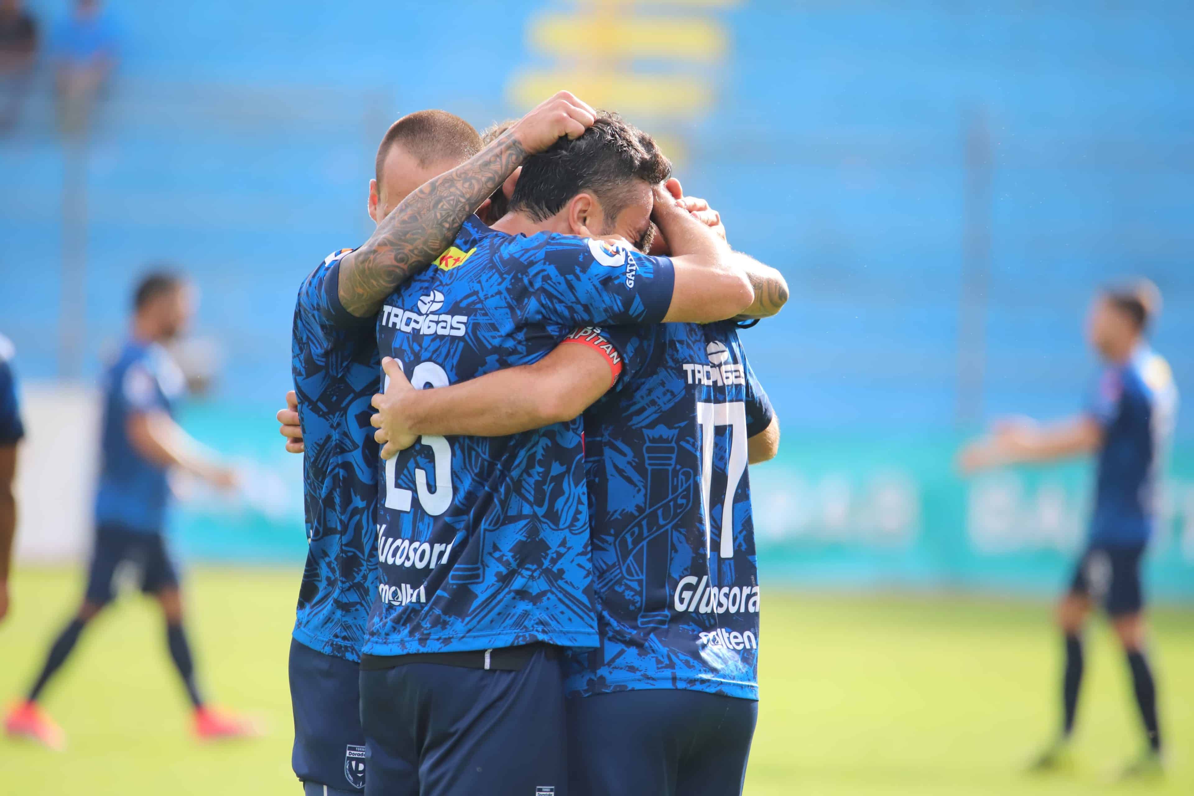 Universidad golea a Sacachispas y es semifinalista