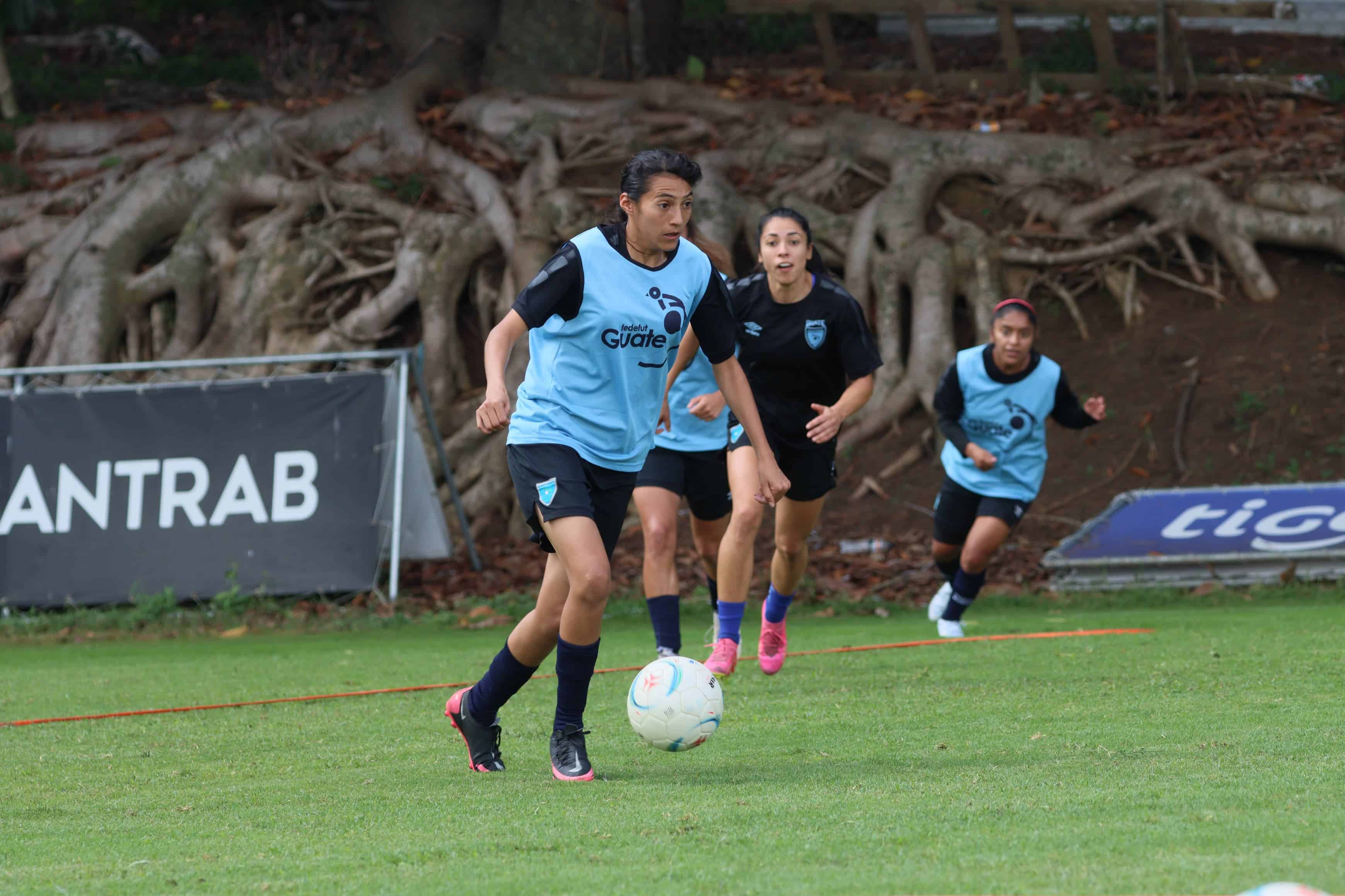 Andrea Álvarez jugadora del Eibar del futbol español, en entrenamiento con la Selección mayor femenina de Guatemala