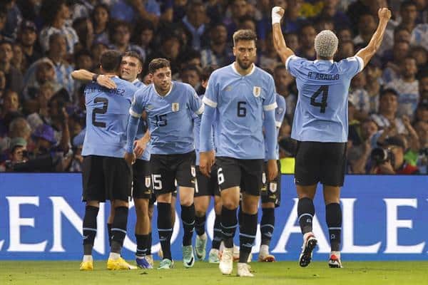 Jugadores de Selección Uruguay celebran un gol de Darwin Núñez este 16 de noviembre de 2023, en un partido de las Eliminatorias Sudamericanas para la Copa Mundial de Fútbol 2026. EFE/ Juan Ignacio Roncoroni
