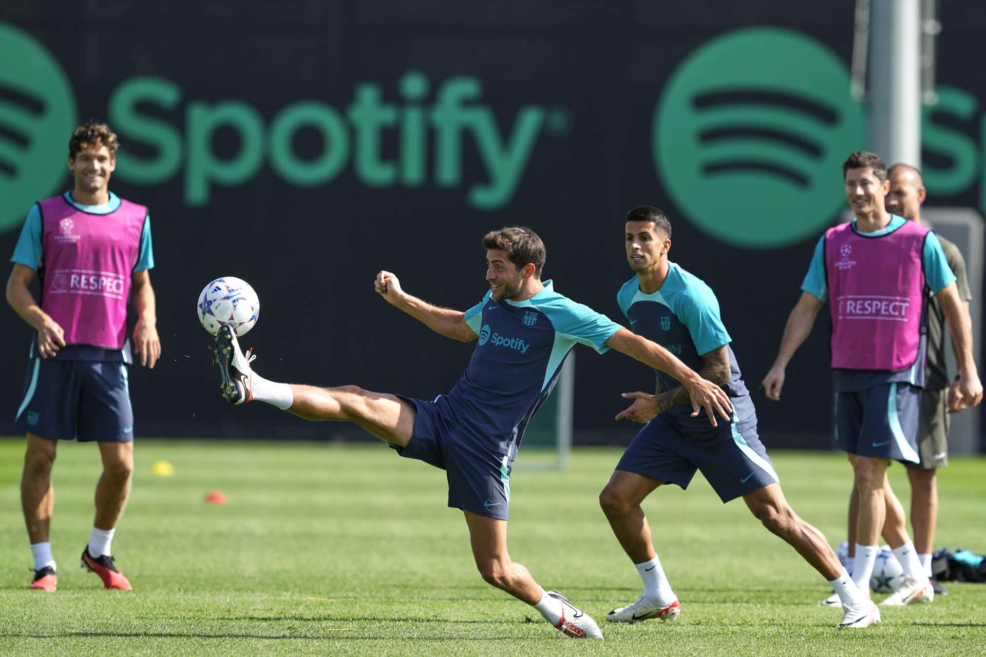 Sergi Roberto vuelve a entrenarse con el grupo un mes después