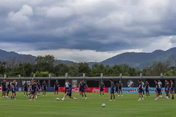 Los jugadores de Boca Juniors calientan hoy, durante un entrenamiento en el Centro de Entrenamiento Moacyr Barbosa, en Río de Janeiro (Brasil). EFE/André Coelho