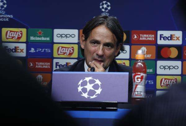 El entrenador del Inter de Milán, Simone Inzaghi, durante la rueda de prensa que dio en el Reale Arena de San Sebastián, previa al partido ante la Real Sociedad, en la fase de grupos de la Liga de Campeones. EFE/Juan Herrero